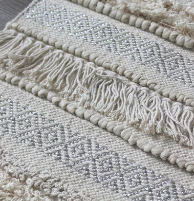 Bild av elegant bohemisk matta i natur och silver