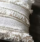 Bild av dekorativ kudde med boho stil och hantverk