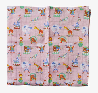 Bild av lekfull muslinfilt med cirkusmotiv för barn