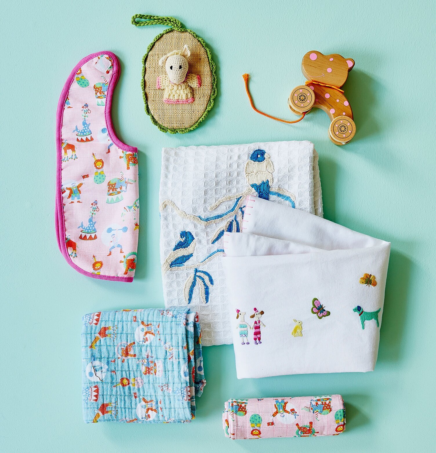 Bild av färgglada barnartiklar på mintgrön bakgrund