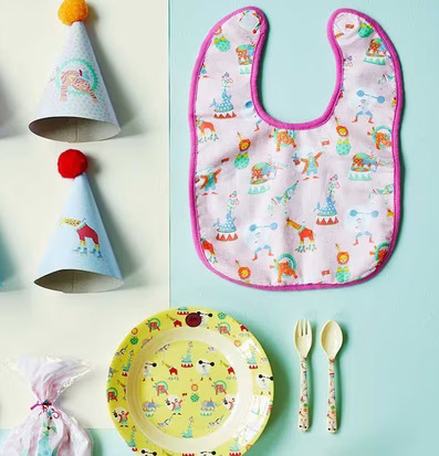 Bild av färgglad barnscen med hakklapp och partyhattar