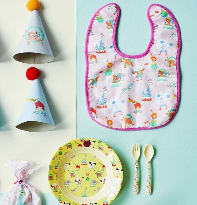 Hakklapp Rosa RICE från Rice med cirkusdjur och clowner