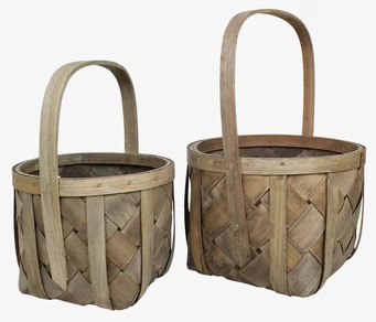 Bild av två runda spånkorgar i skandinavisk design