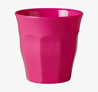 Bild av en livligt neonrosa mugg med stilren design