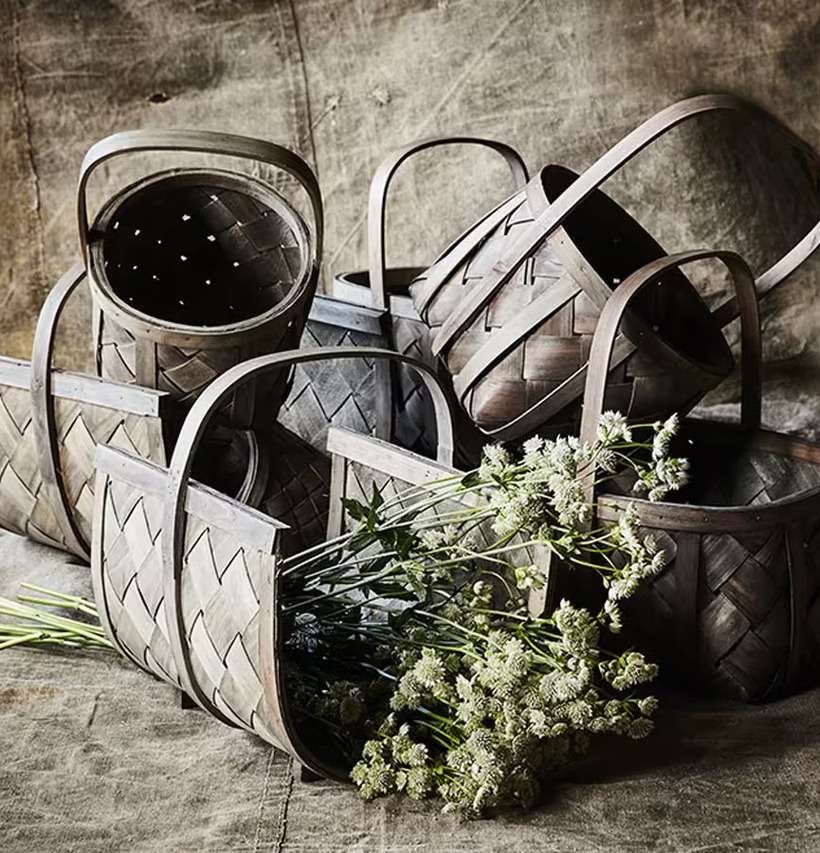 Bild av rustika spånkorgar med blommor i arrangemang