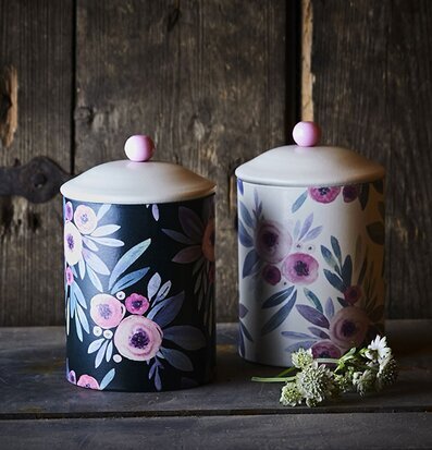 Bild av blommiga plåtburkar med stilren och praktisk design