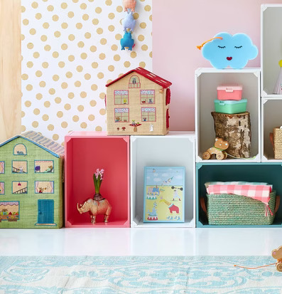 Bild av färgglad och lekfull inredning med hyllor