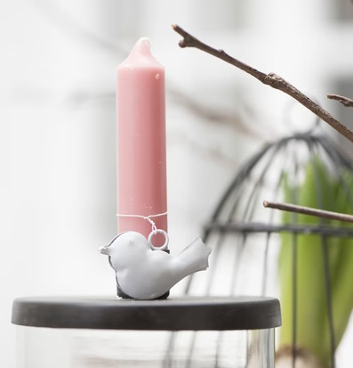 Bild av elegant ljusstake med rustika och naturliga inslag