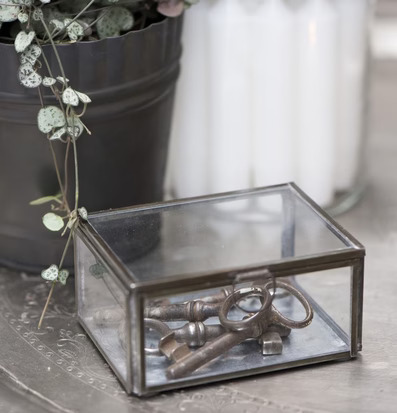 Bild av vintageinspirerad inredning med glasdetaljer