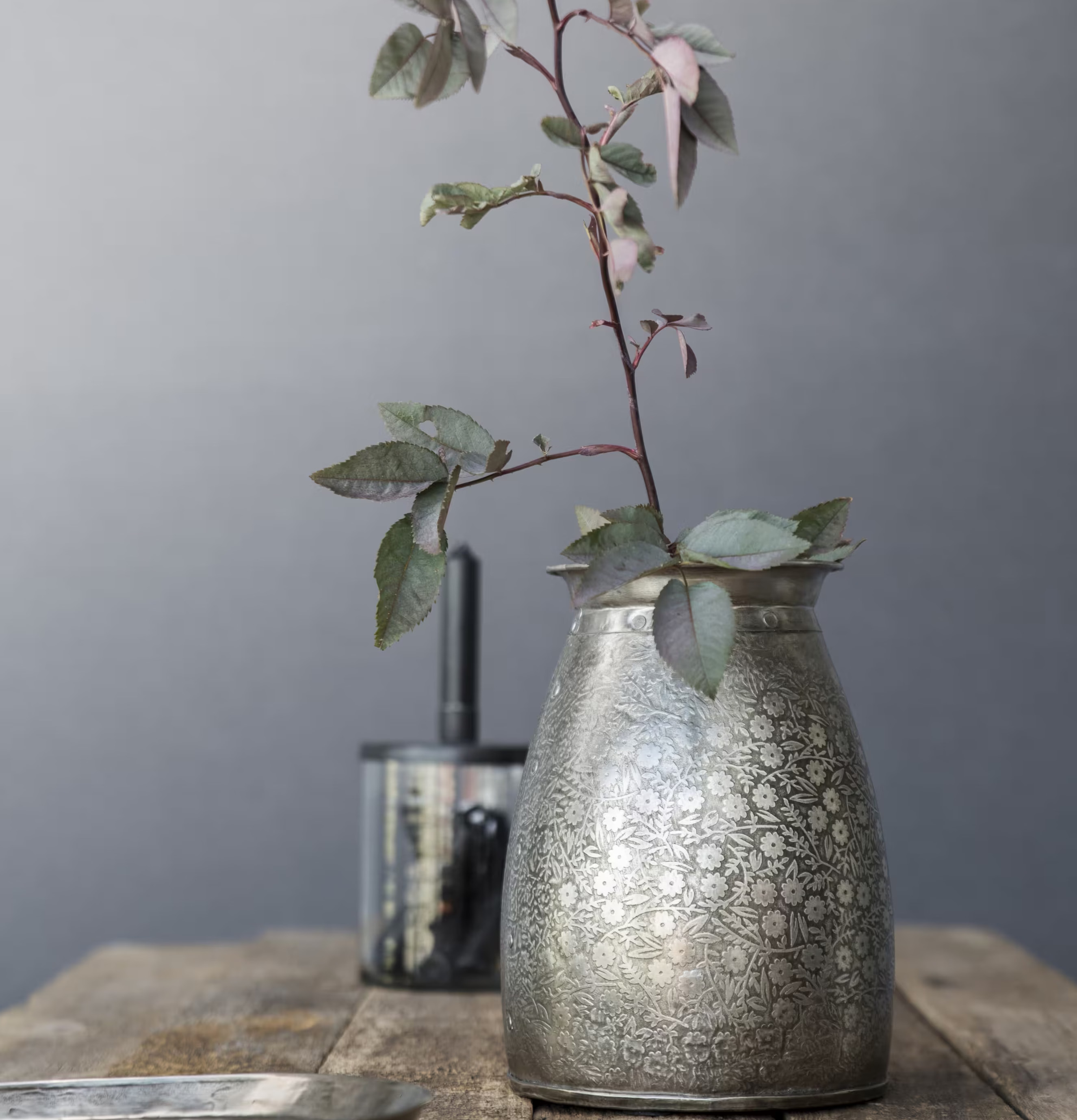 Bild av elegant ljusstake i rustik och jordnära miljö
