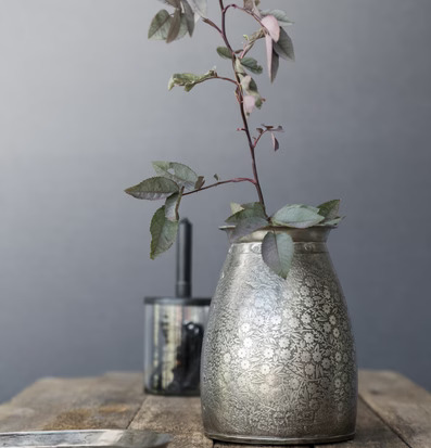 Bild av elegant ljusstake i rustik och jordnära miljö