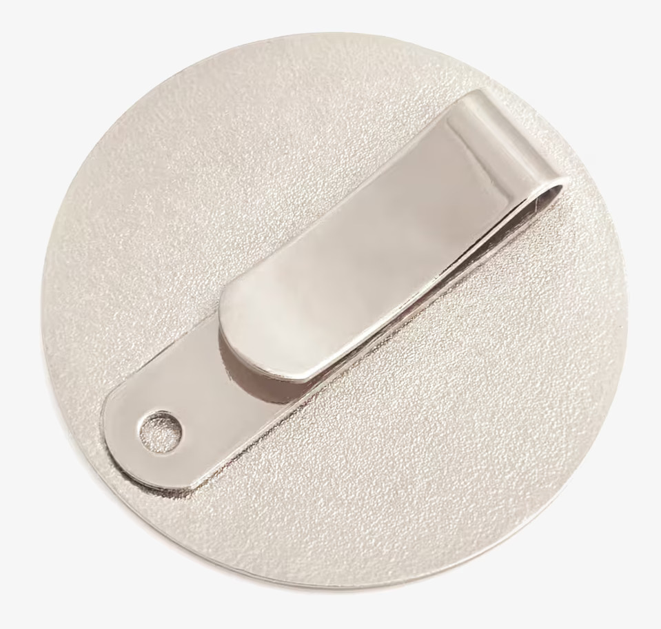 Bild av elegant och praktisk reflexbrosch i silver