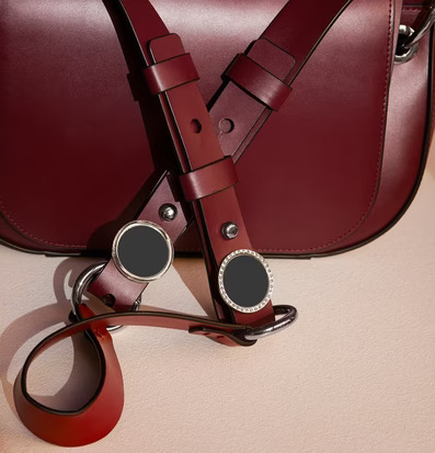 Bild av stilren design med läder och silverdetaljer