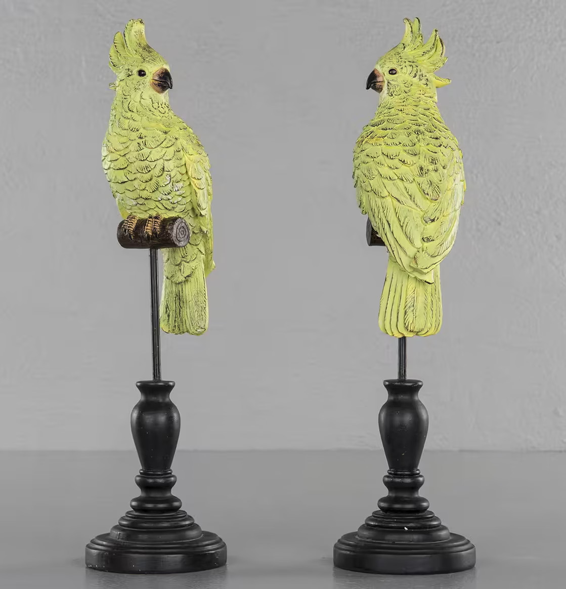 Bild av stiliserade gröna papegojor på eleganta ställ