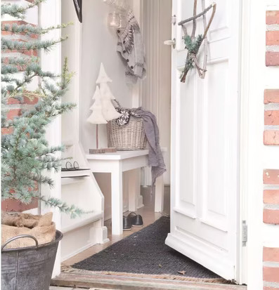 Bild av hemtrevlig entré med naturliga dekorationer