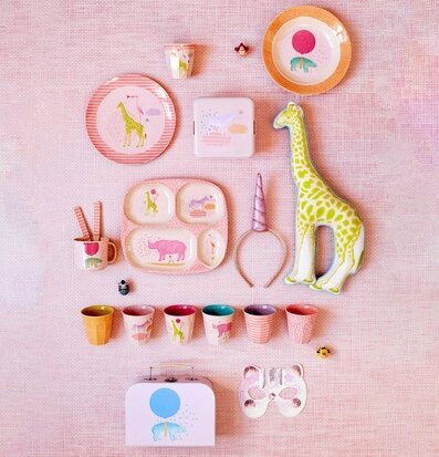 Bild av färgglada barnartiklar och lekfulla motiv