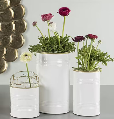 Bild av eleganta vaser i vitt och guld på ett bord