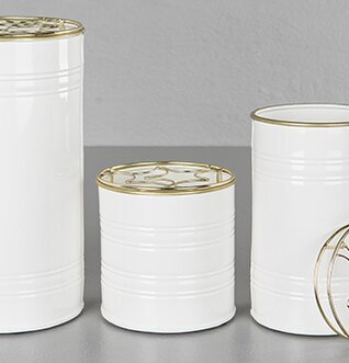 Foto av eleganta vaser i vitt och guld med detaljer