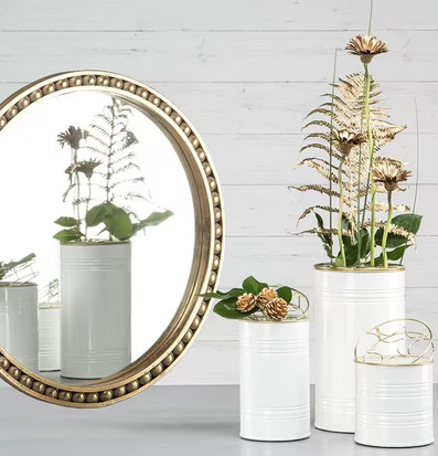 Bild av elegant vas och spegel i harmonisk inredning