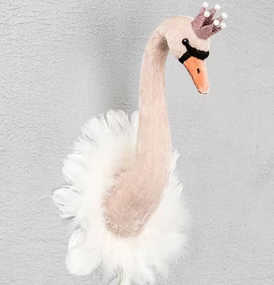 Bild av elegant svanprydnad i kräm och rosa toner