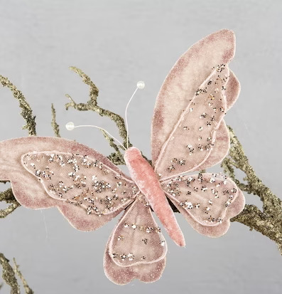 Bild av en elegant fjäril med rosa och creme detaljer