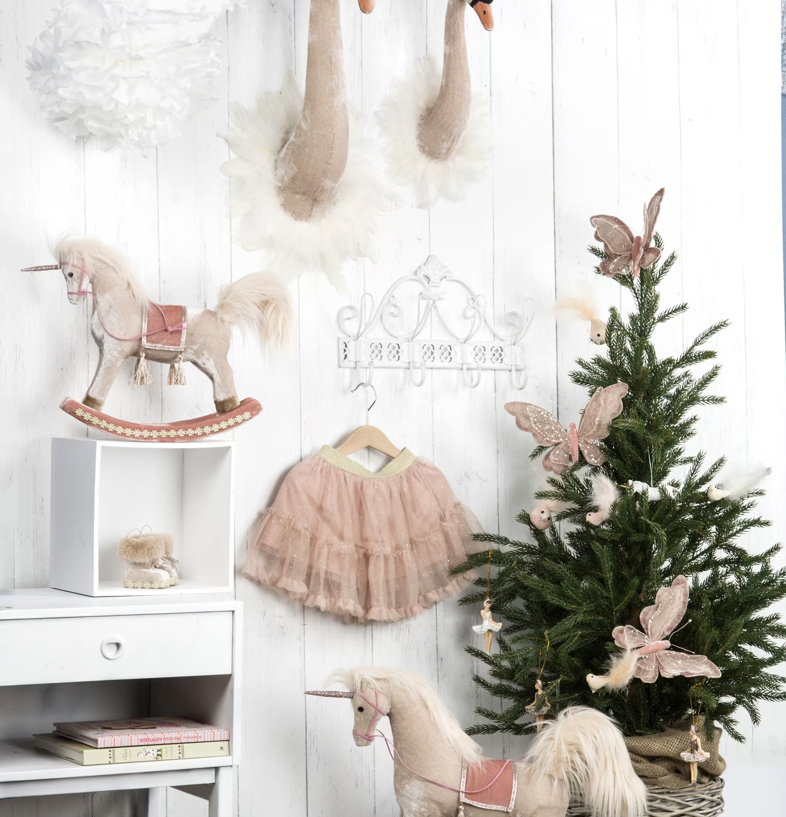 Fjäril Rosa/Creme från A Lot Decoration på grön växt