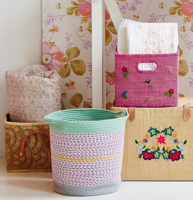 Bild av färgglada och stilfulla förvaringskorgar