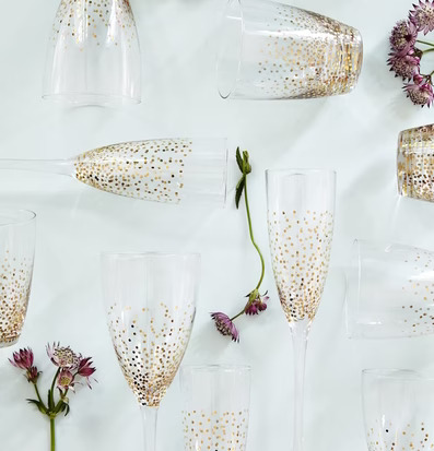 Foto av eleganta champagneglas med guldfärgade prickar