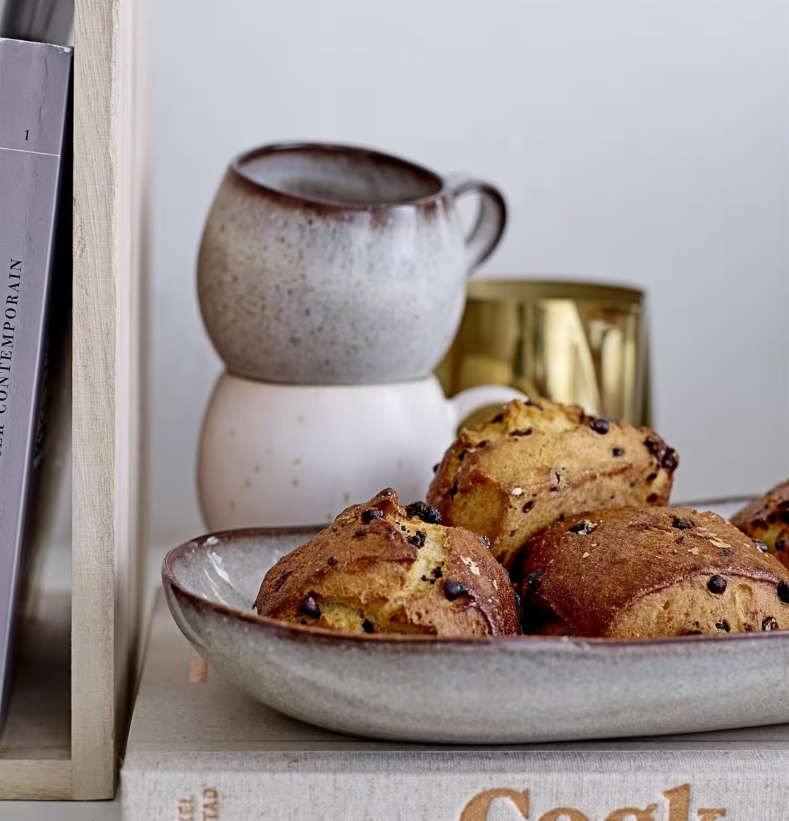 Sandrine Serveringsfat Ljusgrå från Bloomingville med bullar