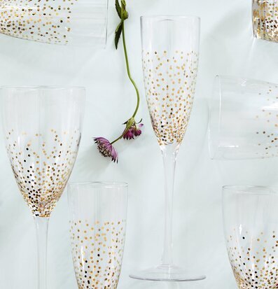 Bild av eleganta champagneglas med gyllene prickar