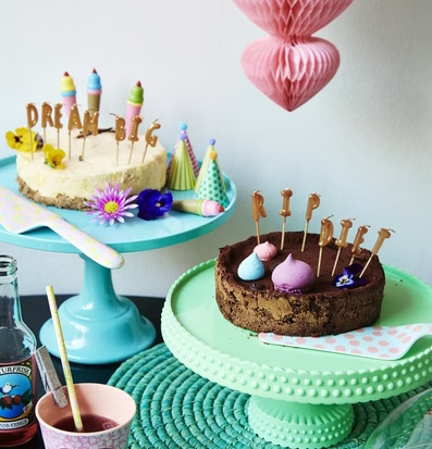 Bild av festlig miljö med färgglada tårtor och dekorationer