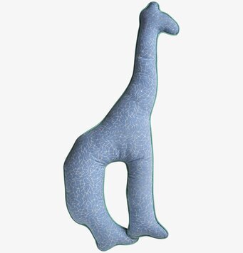 Bild av lekfull kudde i giraffform med blått mönster