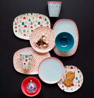 Bild av färgglatt porslin och tillbehör för hemmet