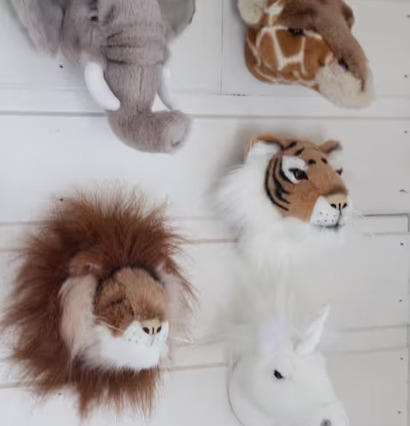 Djurhuvud Enhörning Mini från Brigbys på vit trävägg