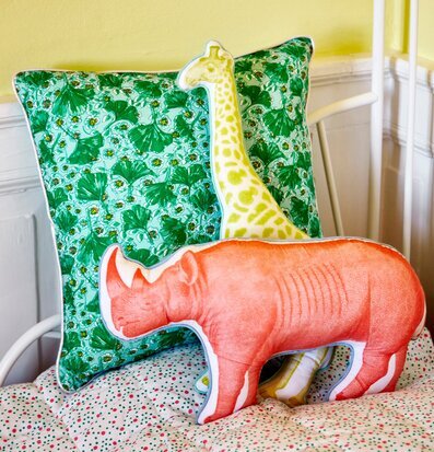 Bild av lekfulla djurkuddar i färgglad inredning