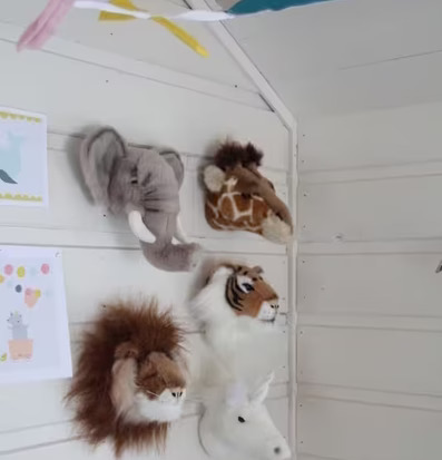 Bild av lekfullt rum med djurhuvuden och dekorationer