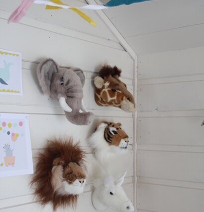 Bild av mjuka djurhuvuden i ett lekfullt barnrum