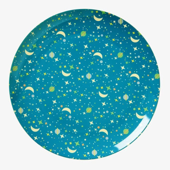 Bild av färgglad barntallrik med rymdmotiv och stjärnor