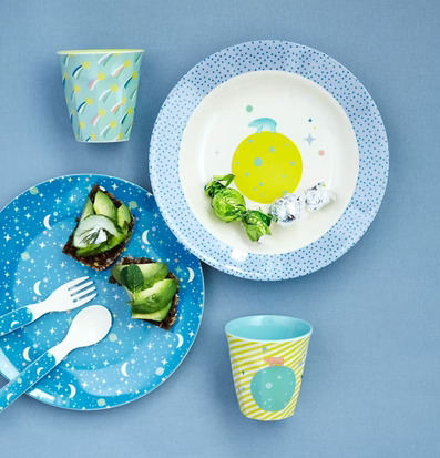 Foto av färgglada barntallrikar och koppar för barn