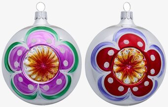 Bild av vintage julgranskulor med färgglada mönster