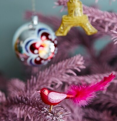 Bild av unik juldekoration med lila och röda toner