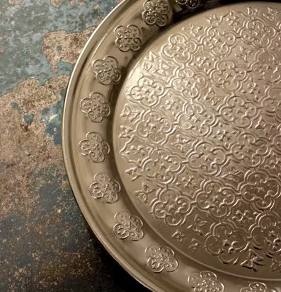 Bild av detaljrikt och smakfullt metallfat i hemmet