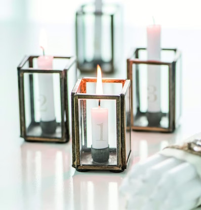 Bild av stilrena adventsljusstakar i mässing och glas