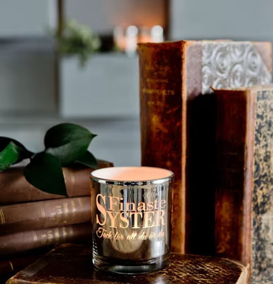 Bild av harmonisk scen med ljus och antika böcker