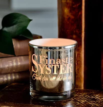 Bild av ljuslykta med elegant design och sentimental text