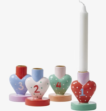 Bild av färgglada hjärtformade adventsljusstakar