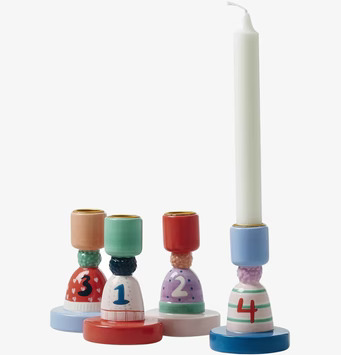 Foto av färgglad adventsljusstake med fyra hållare