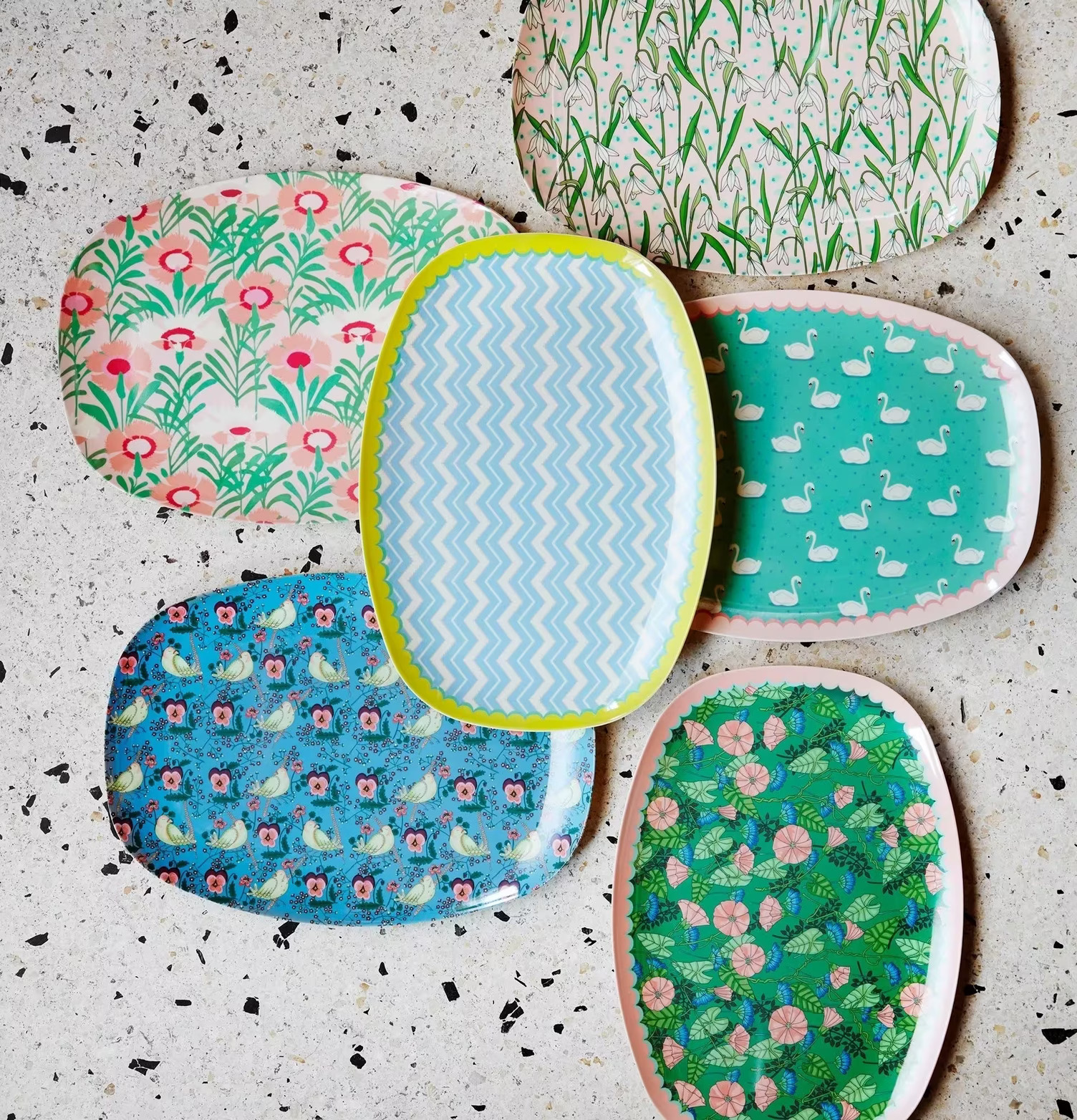 Bild av färgglada och mönstrade tallrikar med motiv