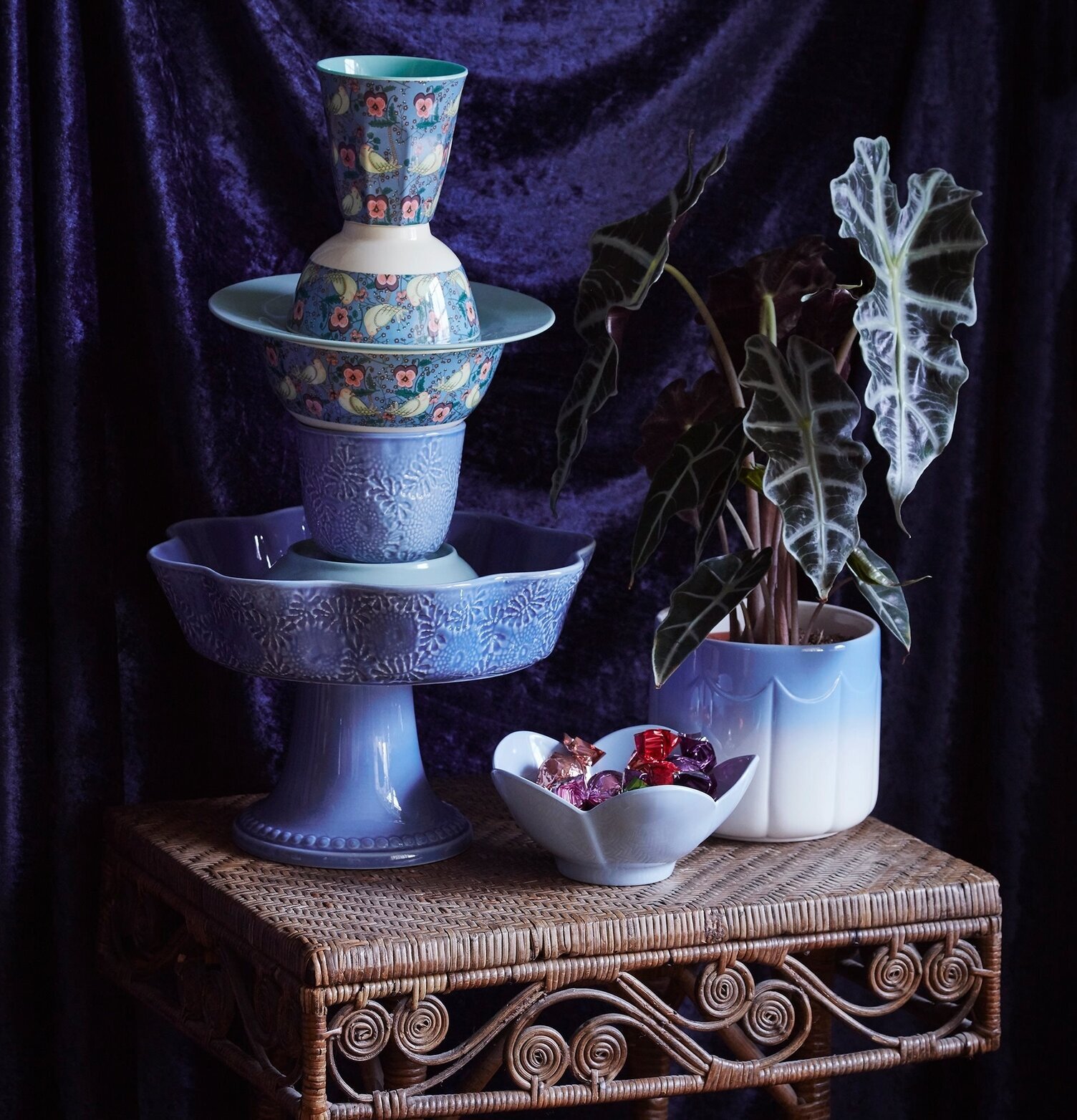 Fruktskål Blå från Rice på rustik rottingmöbel med växt