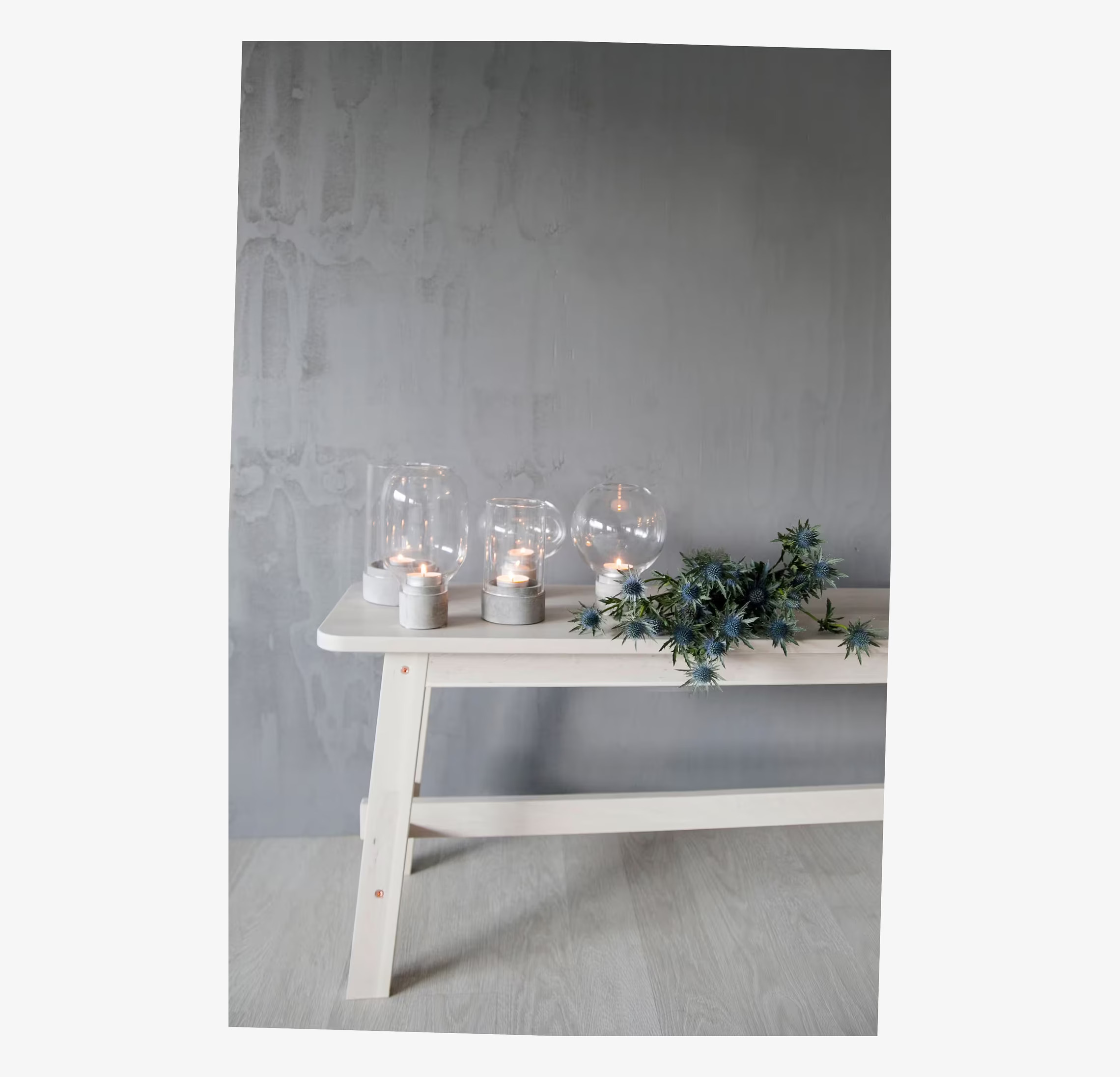 Edet Ljusstake Bullig från Storefactory på träbänk med växt